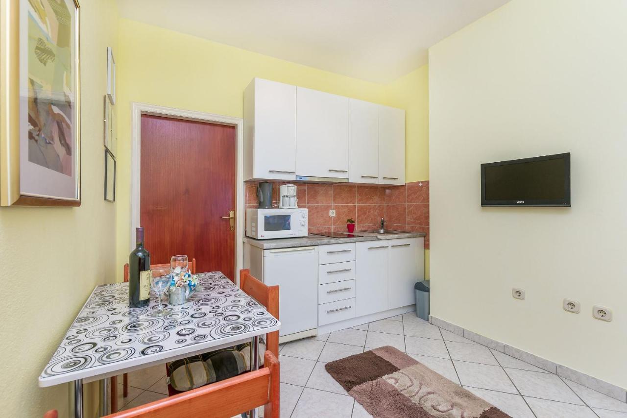 Apartments Zdenka Omis Exterior photo